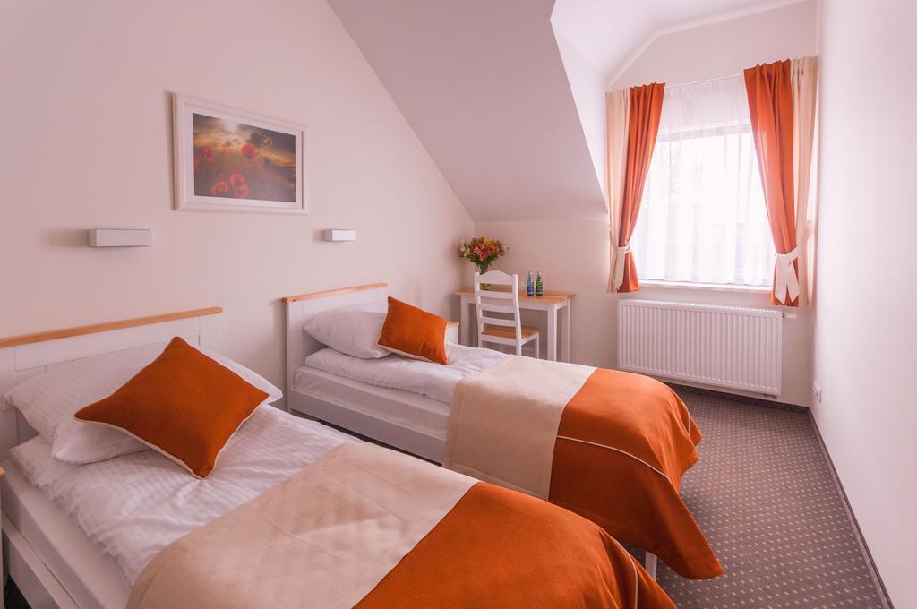 Gosciniec Kasztel U Gostla Hotell Murowana Goślina Rum bild
