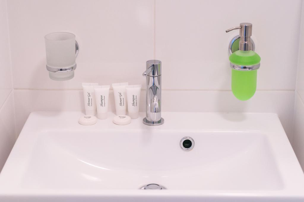 Gosciniec Kasztel U Gostla Hotell Murowana Goślina Rum bild